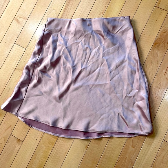 NWOT short satin skirt - Picture 1 of 2